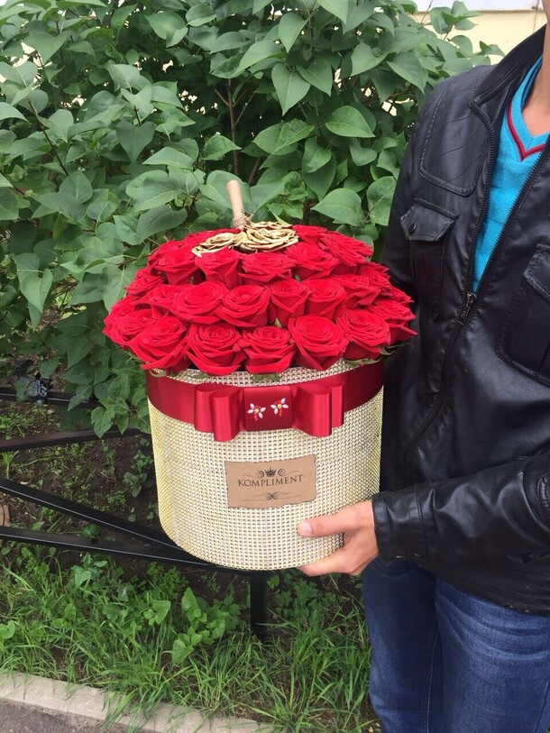 Красные розы в коробке, артикул F96056 - 25289 рублей, доставка по городу. Flawery - доставка цветов
