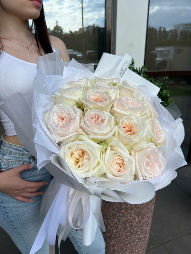 15 пионовидных роз, артикул F1303336 - 5250 рублей, доставка по городу. Flawery - доставка цветов