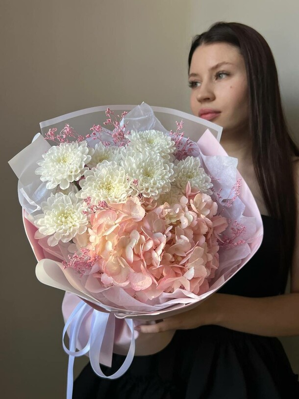 Сборный букет с гортензией и хризантемой, артикул F1304388 - 2100 рублей, доставка по городу. Flawery - доставка цветов