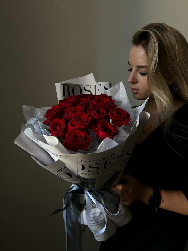 15 красных роз, артикул F1304699 - 3000 рублей, доставка по городу. Flawery - доставка цветов