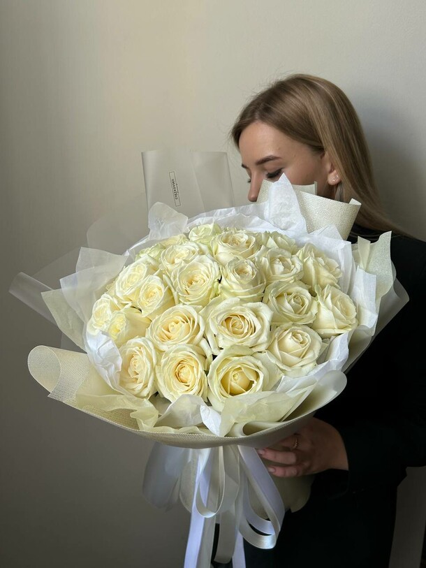 25 белых роз, артикул F1310332 - 4700 рублей, доставка по городу. Flawery - доставка цветов