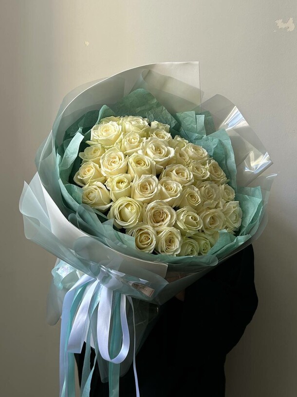 35 белых роз, артикул F1310340 - 6500 рублей, доставка по городу. Flawery - доставка цветов