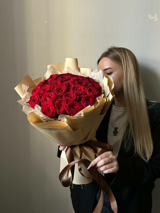 25 красных роз, артикул F1318315 - 4700 рублей, доставка по городу. Flawery - доставка цветов