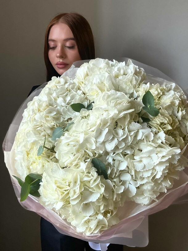 7 белых гортензий, артикул F1319545 - 4600 рублей, доставка по городу. Flawery - доставка цветов
