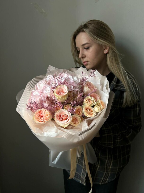 Букет с гортензией , кустовой розой, артикул F1403752 - 3264 рублей, доставка по городу. Flawery - доставка цветов