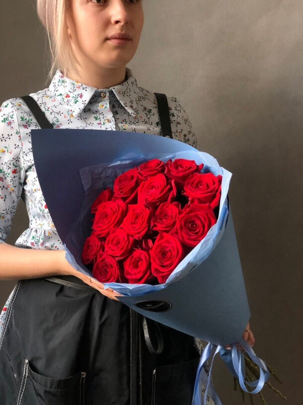 15 роз в картоне дизайнерском, артикул F48091 - 3000 рублей, доставка по городу. Flawery - доставка цветов