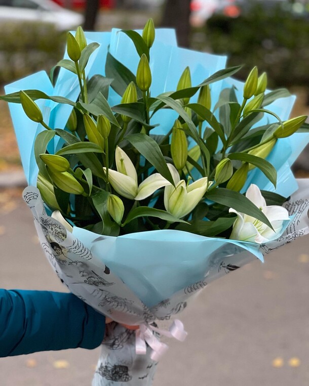 Букет из лилий, артикул F1146452 - 6990 рублей, доставка по городу. Flawery - доставка цветов