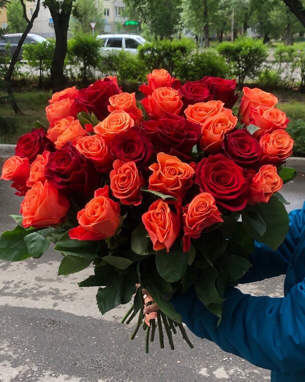 Букет из оранжевых и красных роз, артикул F1164474 - 10000 рублей, доставка по городу. Flawery - доставка цветов