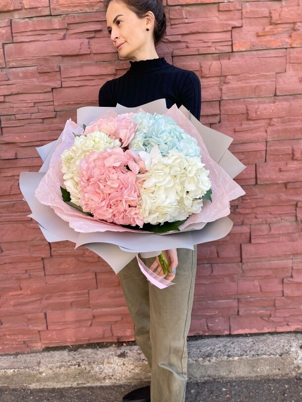 Гортензии в оформлении, артикул F1076208 - 5944 рублей, доставка по городу. Flawery - доставка цветов