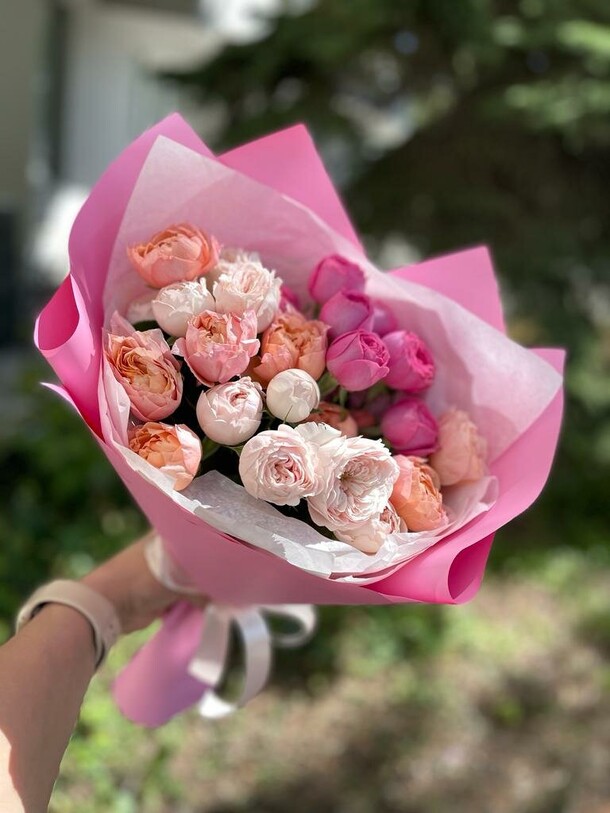 Букет из пион кустовых роз, артикул F1076545 - 7801 рублей, доставка по городу. Flawery - доставка цветов