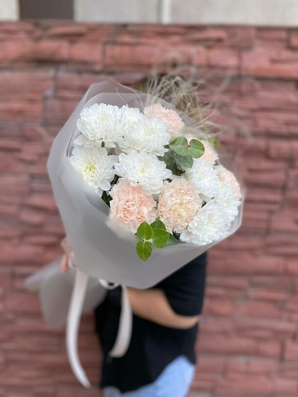 Хризантемы в оформлении с декором, артикул F1087294 - 4188 рублей, доставка по городу. Flawery - доставка цветов