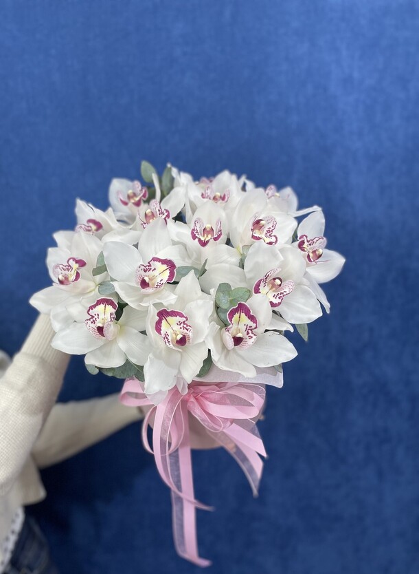 Орхидеи в шляпной коробке, артикул F1095104 - 16265 рублей, доставка по городу. Flawery - доставка цветов