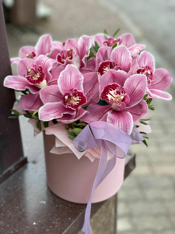 Шляпная коробка из орхидеи, артикул F1095107 - 9987 рублей, доставка по городу. Flawery - доставка цветов