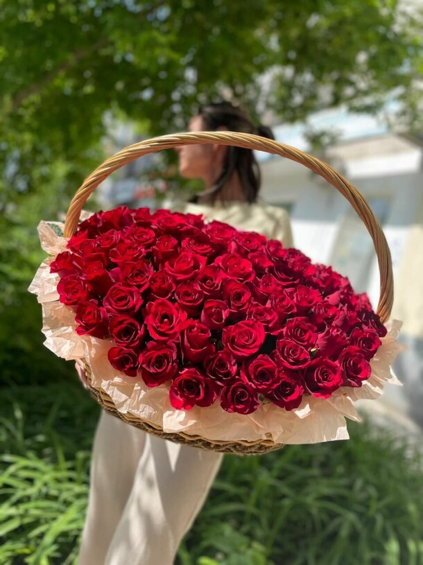 Корзина с цветами! 101 роза 🌹, артикул F1101686 - 47815 рублей, доставка по городу. Flawery - доставка цветов