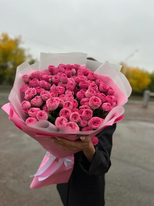 Монобукет из кустовой пионовидной розы жизель «пленительный взгляд», артикул F1103860 - 25724 рублей, доставка по городу. Flawery - доставка цветов