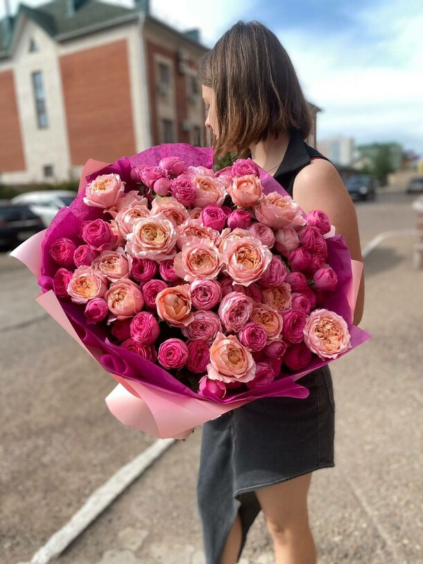 "улыбайся всегда"  из пионовидной розы, артикул F1111808 - 25333 рублей, доставка по городу. Flawery - доставка цветов