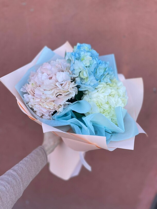 Трио из гортензии в оформлении, артикул F1111822 - 4494 рублей, доставка по городу. Flawery - доставка цветов