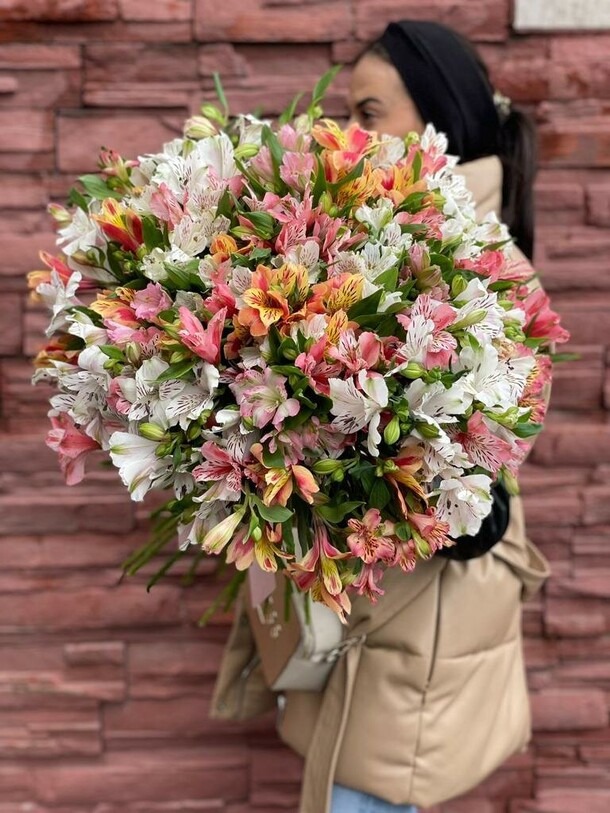 Букет из альстромерии, артикул F1111836 - 21065 рублей, доставка по городу. Flawery - доставка цветов