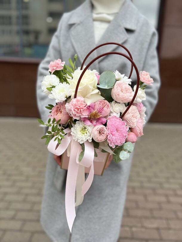 Сумка "сюрприз", артикул F1219385 - 3205 рублей, доставка по городу. Flawery - доставка цветов