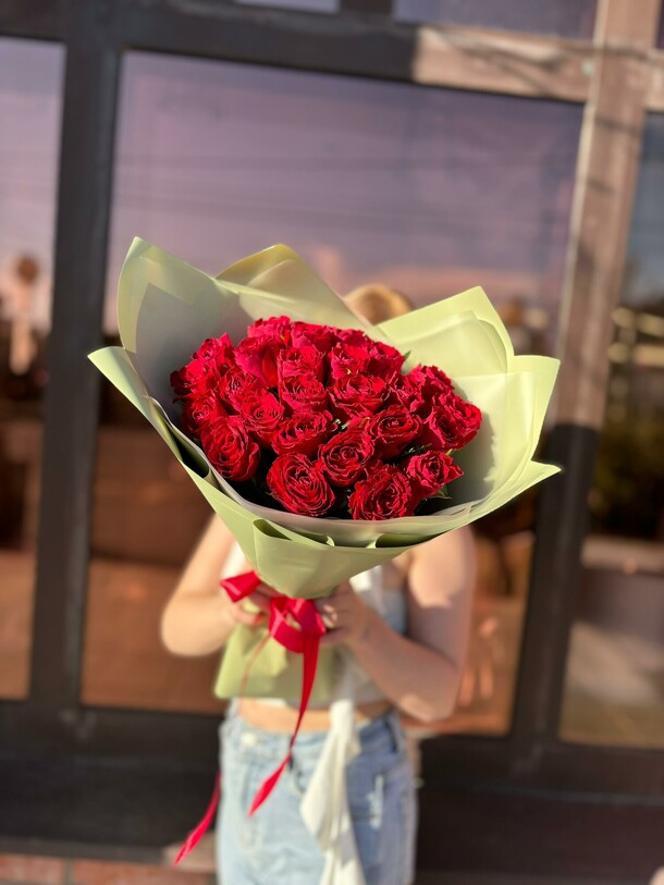 25 роз кении в оформлении, артикул F1287565 - 4025 рублей, доставка по городу. Flawery - доставка цветов