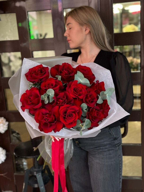 13 французских роз с эвкалиптом, артикул F1287568 - 11846 рублей, доставка по городу. Flawery - доставка цветов