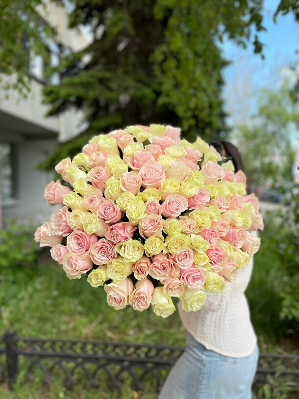 Букет из 101 розы эквадор, артикул F1290527 - 72457 рублей, доставка по городу. Flawery - доставка цветов