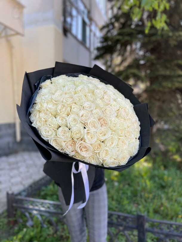 Букет из 101 розы эквадор, артикул F1290529 - 72457 рублей, доставка по городу. Flawery - доставка цветов