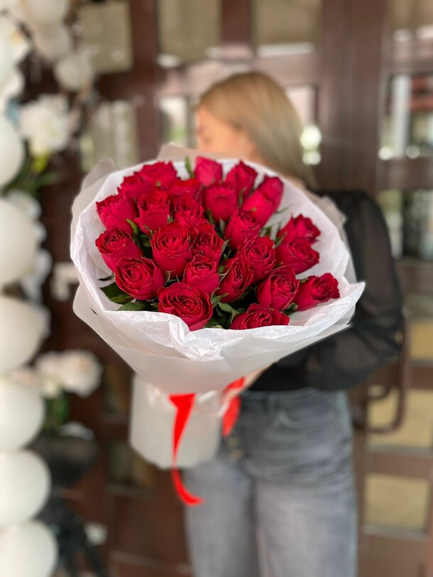 Букет из 25 роз кении, артикул F1290531 - 3913 рублей, доставка по городу. Flawery - доставка цветов