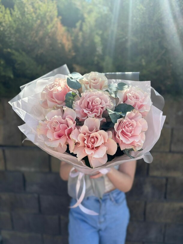 Букет из 7 роз французских роз, с эвкалиптом и в оформлении, артикул F1290538 - 4025 рублей, доставка по городу. Flawery - доставка цветов