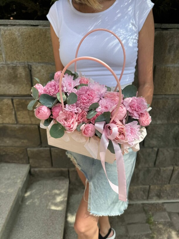 Сумочка с разновидными цветами, артикул F1290561 - 8082 рублей, доставка по городу. Flawery - доставка цветов