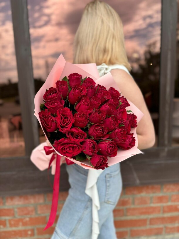 25 роз кении в оформлении, артикул F1290562 - 5944 рублей, доставка по городу. Flawery - доставка цветов