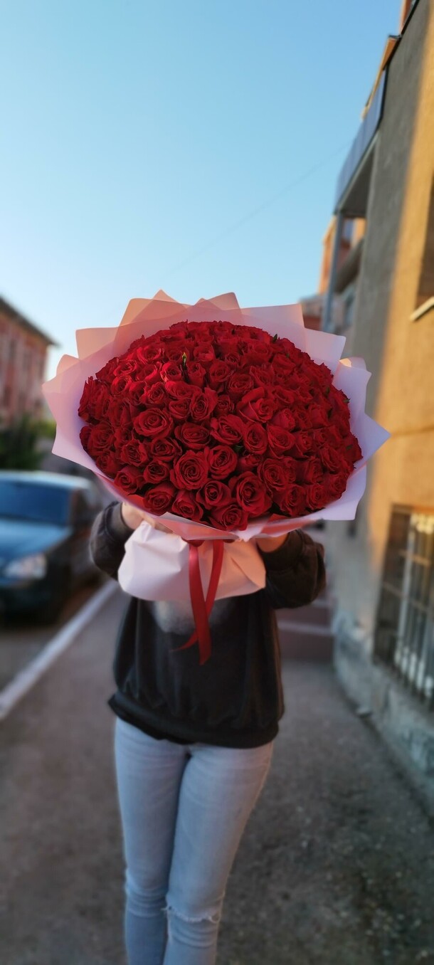 Букет из 101 кенийской розы, артикул F1290566 - 19165 рублей, доставка по городу. Flawery - доставка цветов