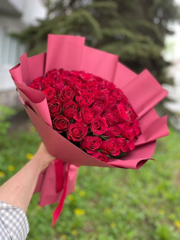Букет из 51 кенийской розы, артикул F1290569 - 12562 рублей, доставка по городу. Flawery - доставка цветов