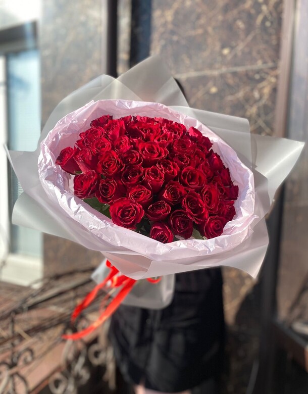 Букет из 51 розы, артикул F1290804 - 12079 рублей, доставка по городу. Flawery - доставка цветов