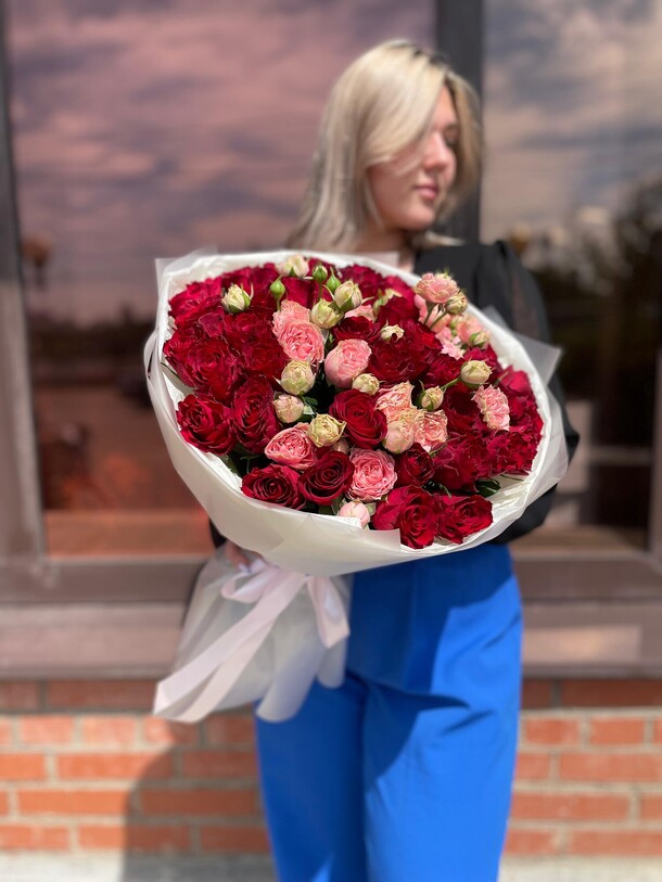 Шикарный букет роз "тандем", артикул F1300254 - 15841 рублей, доставка по городу. Flawery - доставка цветов