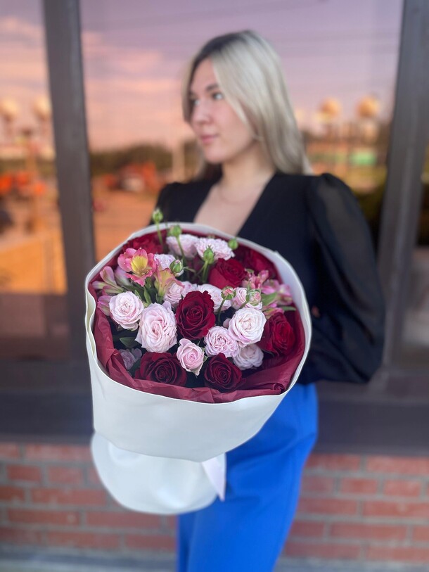 Букет "париж" из роз, артикул F1300256 - 5575 рублей, доставка по городу. Flawery - доставка цветов