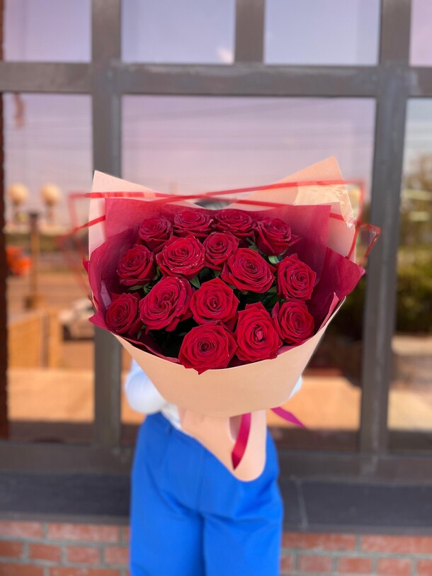 Букет из бархатных красных роз, артикул F1301030 - 6603 рублей, доставка по городу. Flawery - доставка цветов