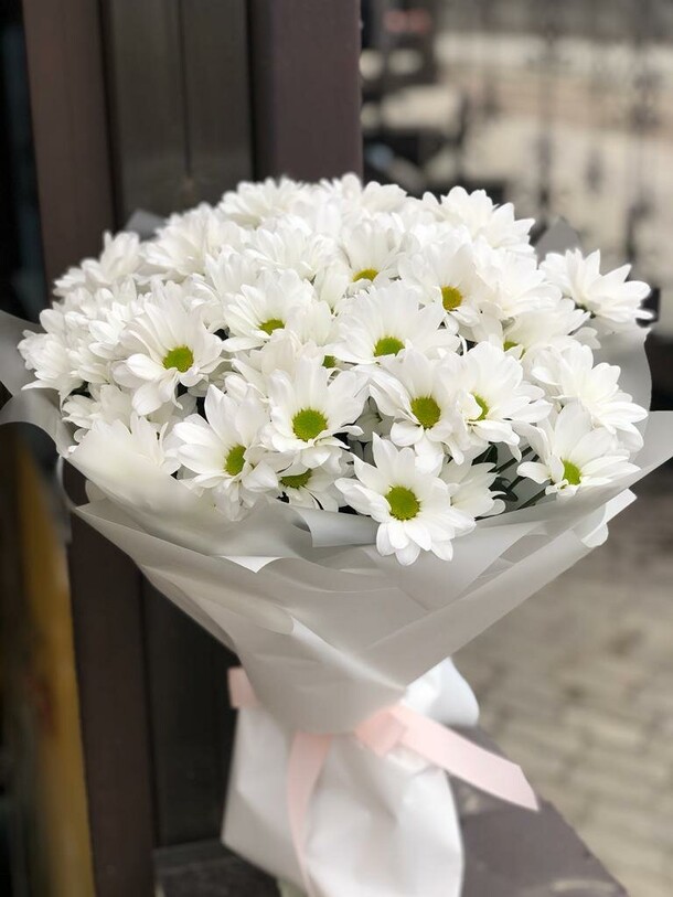 Ромашки в оформлении, артикул F1301695 - 4816 рублей, доставка по городу. Flawery - доставка цветов