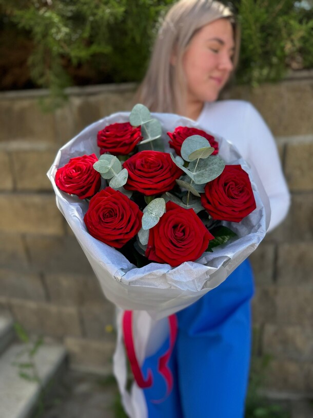 Букет красной бархатной розы, артикул F1301713 - 4831 рублей, доставка по городу. Flawery - доставка цветов