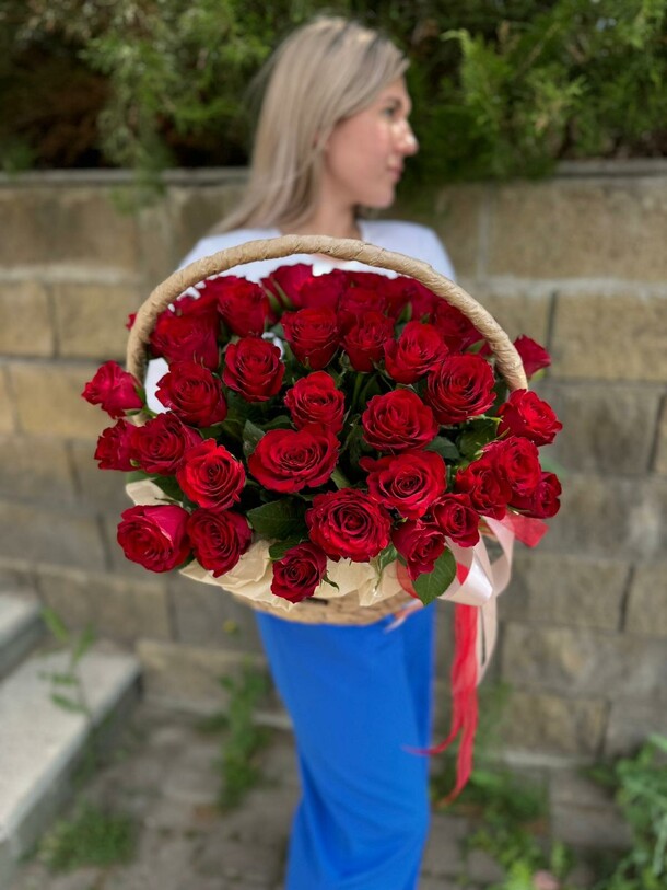 Букет роз в корзине, артикул F1302005 - 9502 рублей, доставка по городу. Flawery - доставка цветов