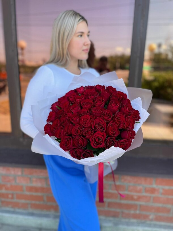 Букет роз из 51 шт, артикул F1302073 - 9647 рублей, доставка по городу. Flawery - доставка цветов