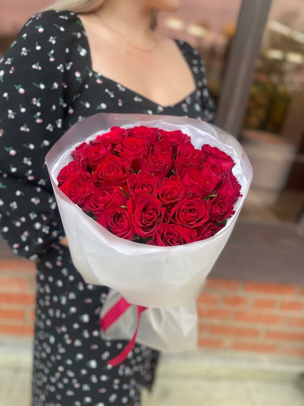 Букет роз и 25 шт, артикул F1302553 - 6747 рублей, доставка по городу. Flawery - доставка цветов
