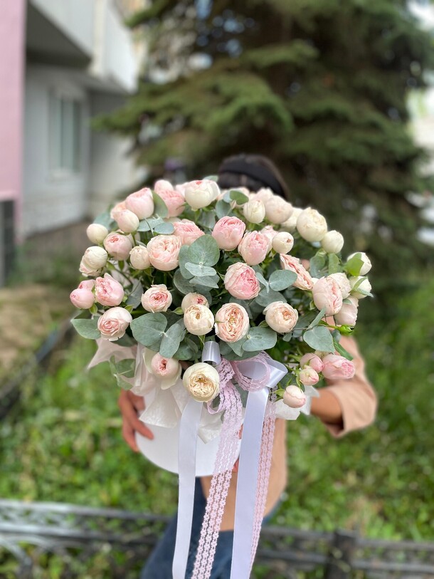 Коробка с кустовыми розами, артикул F1305039 - 25080 рублей, доставка по городу. Flawery - доставка цветов