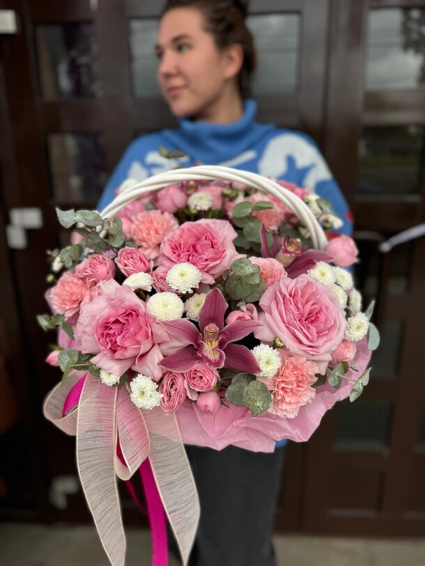 Корзина с цветами, артикул F1305042 - 26397 рублей, доставка по городу. Flawery - доставка цветов