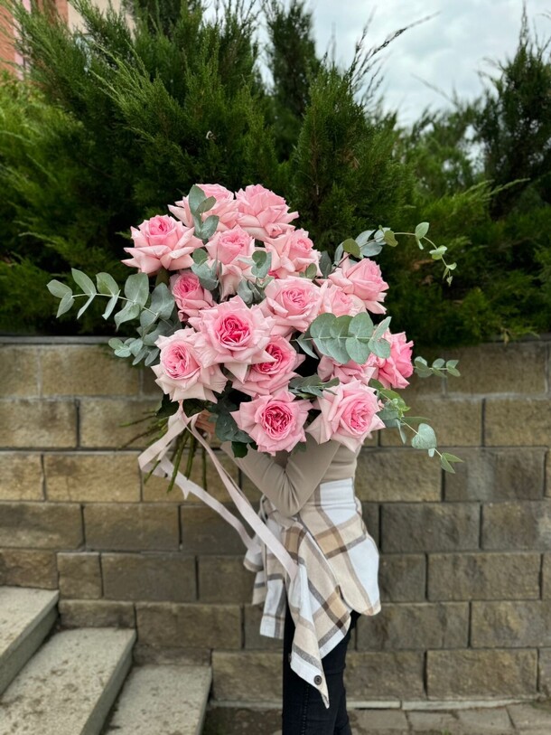 Букет из парфюмированных роз, артикул F1305043 - 14479 рублей, доставка по городу. Flawery - доставка цветов