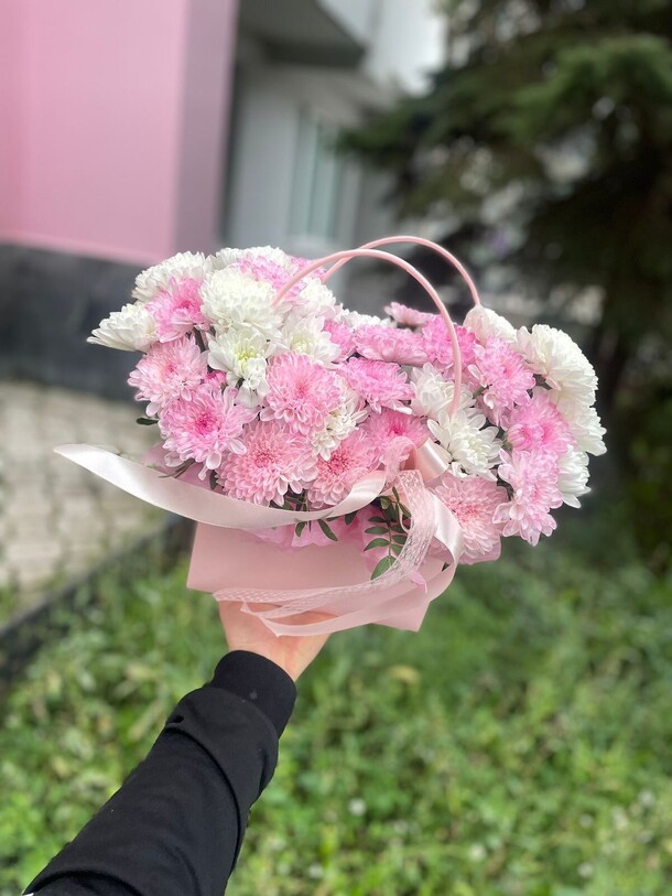 Сумочка с хризантемами, артикул F1305048 - 6860 рублей, доставка по городу. Flawery - доставка цветов