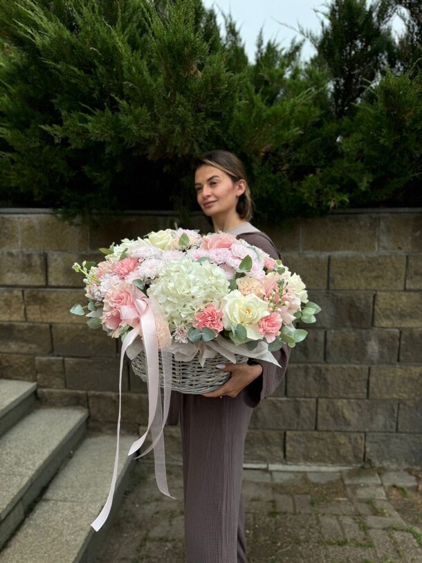 Корзина с цветами, артикул F1305050 - 35255 рублей, доставка по городу. Flawery - доставка цветов