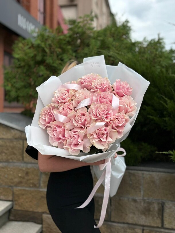 Букет из роз, артикул F1305080 - 6749 рублей, доставка по городу. Flawery - доставка цветов