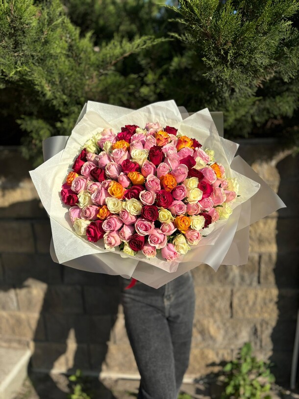 Букет из 101 розочки разноцветной, артикул F1316086 - 17716 рублей, доставка по городу. Flawery - доставка цветов