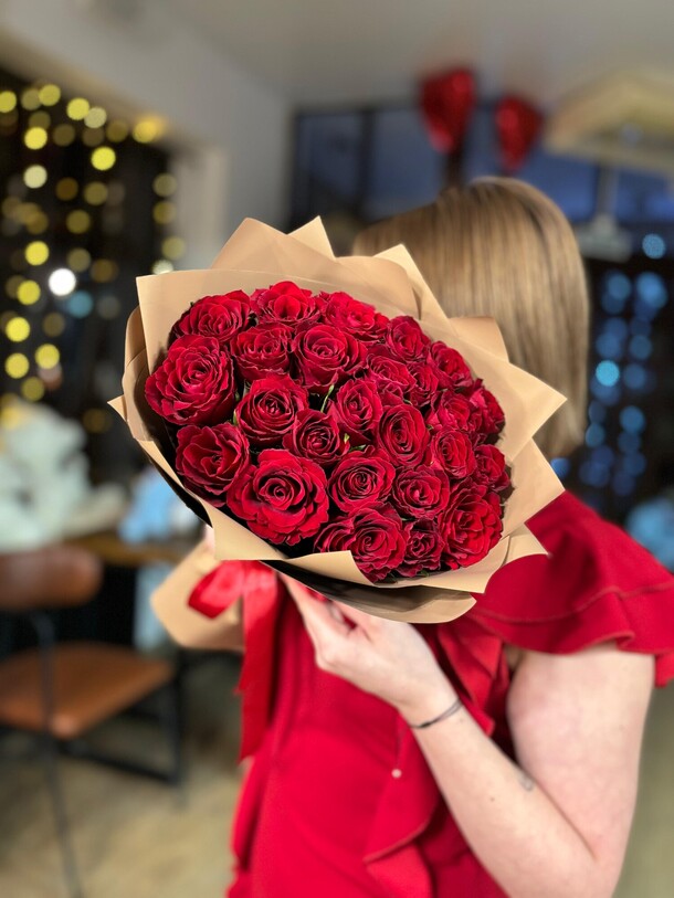 Монобукет «салют» из роз кения, артикул F1379602 - 4188 рублей, доставка по городу. Flawery - доставка цветов